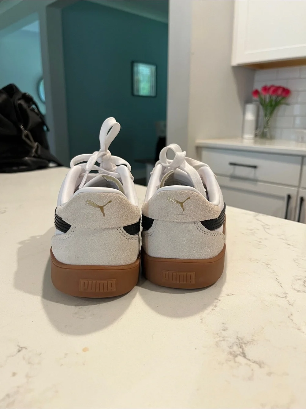 Puma White Sneakers with Black Formstripe and Gum Sole Big kids